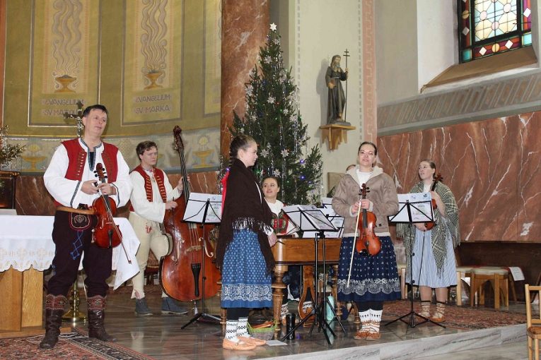 Kostel rozezní adventní písně cimbálové muziky
