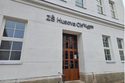 Rekonstrukce Základní školy Husova je ukončena. Do nového roku vykročí v novém kabátě