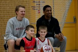 Vánoční driblování pod taktovkou BK GAPA Hradec Králové spojilo mládež, A-tým i veřejnost