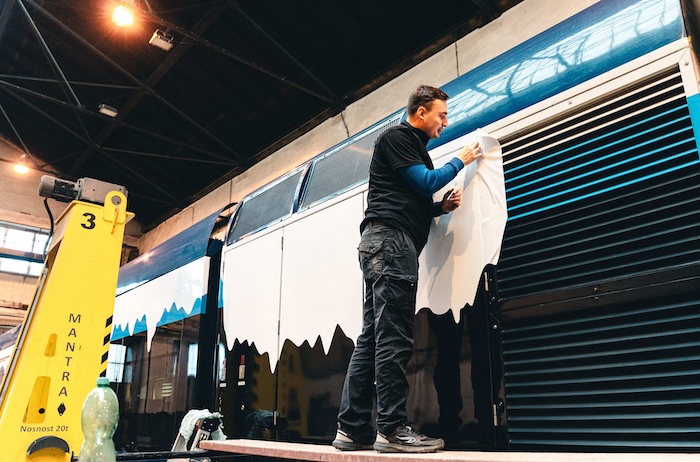 Instalace vánočního polepu vlaku