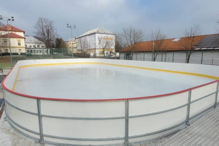 Přijďte si zabruslit  na veřejné kluziště pod širým nebem. Provoz právě začíná