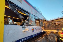 Na Orlickoústecku se srazil vlak s náklaďákem. K nehodě vzlétl záchranářský vrtulník