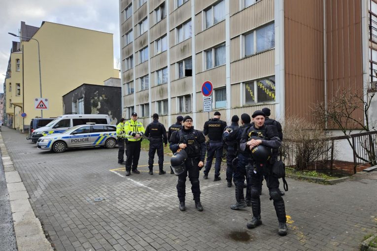 Napadení v jablonecké ubytovně Neptun: Vážné zranění, okolí hlídají policisté 