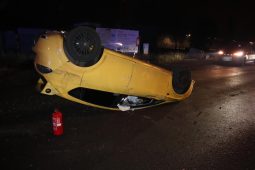 Auto skončilo na střeše. Řidič ignoroval dopravní značení v České Lípě