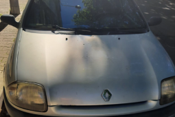 Toxická psychóza rozpoutala chaos: Muž skákal po autech a mlátil do policejního vozu