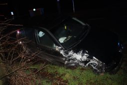 Divoká jízda: Řidička nejprve nabourala auto, pak málem zdemolovala zastávku