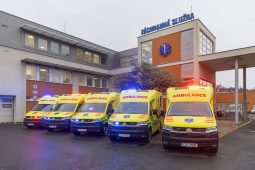 Záchranáři modernizují vozový park. Do služeb nastupuje 5 nových sanitek