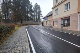 Ulice 1. máje ve Zruči konečně otevřena. Proč se rekonstruovala až do zimy?