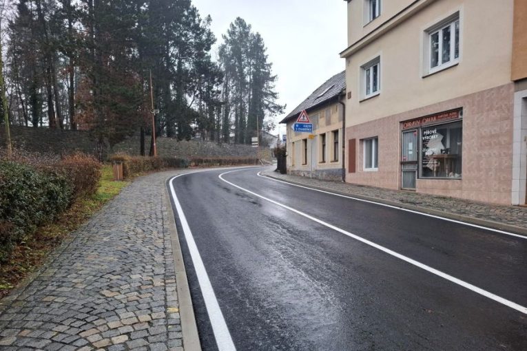 Ulice 1. máje ve Zruči konečně otevřena. Proč se rekonstruovala až do zimy?