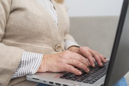 Podvodník vylákal ze seniorky z Českolipska všechny úspory. Přišla skoro o milion 