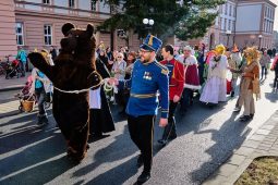 Maškary, cimbálovka, stánky a klobáskobraní. To bude masopust v Kroměříži