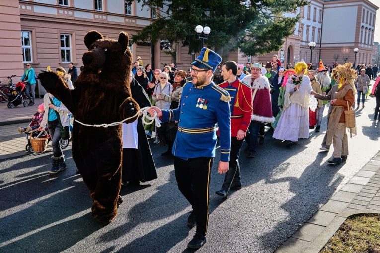 Maškary, cimbálovka, stánky a klobáskobraní. To bude masopust v Kroměříži