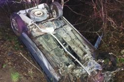 Nadýchal přes dvě promile a skončil v potoce, opilá byla i šoférka bez řidičáku