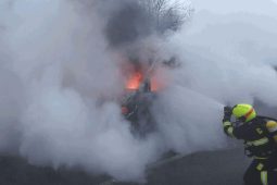 Ve Strachotíně na Břeclavsku našli hasiči ostatky člověka ve vyhořelém karavanu 