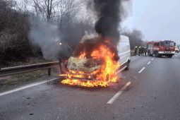 VIDEO: U požáru dodávky na dálnici zastavil policista v civilu po noční směně 