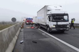 Tragická nehoda na D2 u Velkých Němčic: Řidič dodávky náraz do kamionu nepřežil