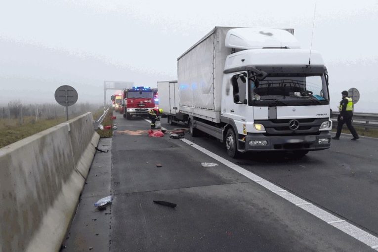 Tragická nehoda na D2 u Velkých Němčic: Řidič dodávky náraz do kamionu nepřežil