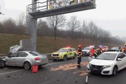 Před vjezdem do Pisáreckého tunelu došlo k nehodě několika vozidel. Provoz ve směru na Pisárky stál