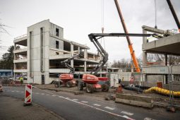 V areálu Fakultní nemocnice pokračuje stavba parkovacího domu. Nová místa uleví okolí