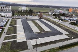 Parkování u prostějovské nemocnice se zlepší: kraj otevřel nové parkoviště 
