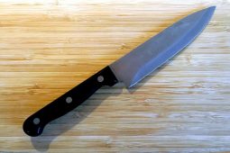 Mával kolem sebe noži a vyhrožoval kolemjdoucím. Policie hledá svědky 