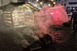 Na Velkém náměstí v Kroměříži hořely slaměné postavy v betlému