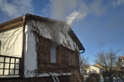 Plameny se šířily rodinným domem v Krhové, pro zraněného muže letěl vrtulník