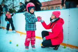 Už se bruslí! Mobilní kluziště v Kroměříži dnes zahajuje provoz