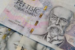 Kvůli šmejdům se seniorka zadlužila. Poslala jim téměř 2 miliony korun