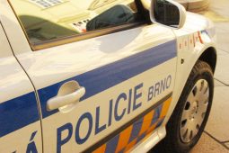 Muž zdemoloval bytový dům, křičel, že má u sebe nůž