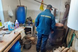 Celníci odhalili nelegální pálenici na Zlínsku. Líh vznikal v nebezpečných podmínkách