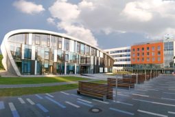 Hradecká nemocnice získá příspěvek na parkovací dům