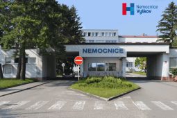 V nemocnici Vyškov mají návštěvníci povinnost nosit roušku 