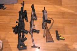 VIDEO: Kriminalisté objevili v domku na Ivančicku vedle varny pervitinu také tři samopaly, čtyři dlouhé a 12 krátkých střelných zbraní