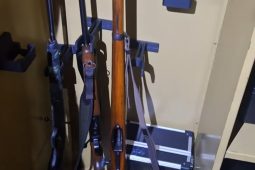 VIDEO: Kriminalisté objevili v domku na Ivančicku vedle varny pervitinu také tři samopaly, čtyři dlouhé a 12 krátkých střelných zbraní