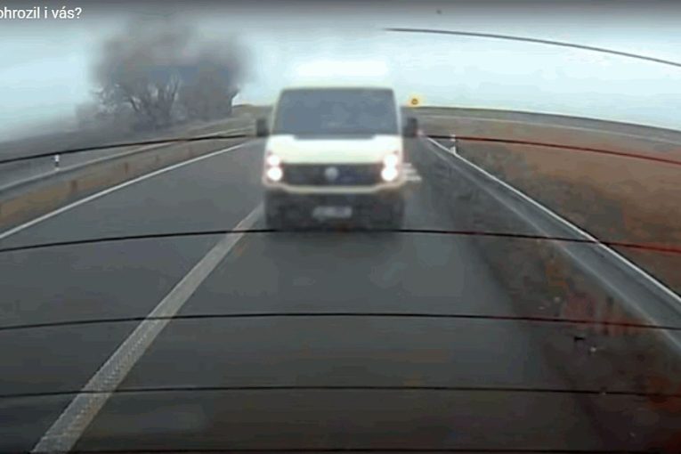 VIDEO: Dálniční policisté hledají svědky riskantní jízdy řidiče bílé dodávky 