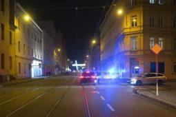 VIDEO: Policie hledá auto, které v Brně ohrozilo tramvaj. Při brždění se v tramvaji zranila seniorka 