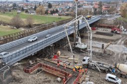 Přetížená nákladní vozidla poškozují mostní provizorium v Břeclavi