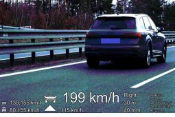 Dálnice jako závodní dráha? Policisté na Vysočině zadrželi dva řidiče kvůli rychlosti téměř 200 km/h