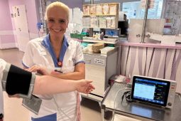 Bezpečnější sledování pacientů i mimo JIP – jihlavská interna má nové přenosné monitory