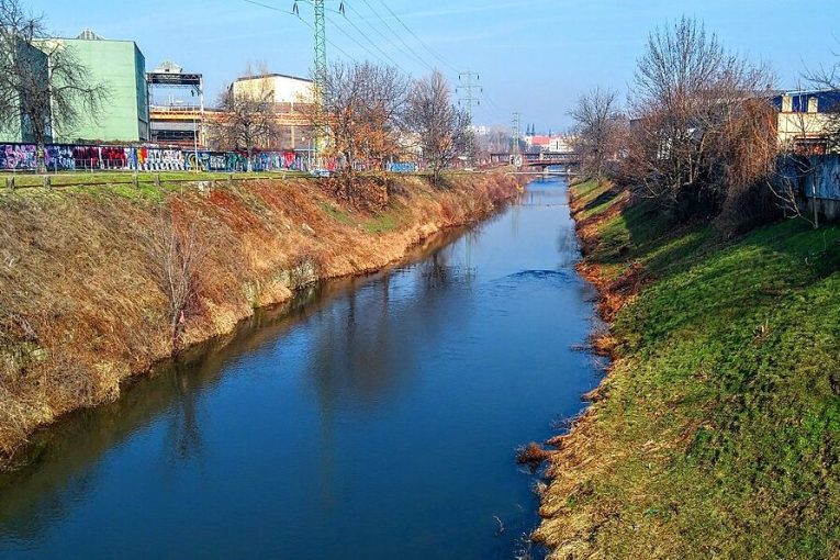 Senior si chtěl odskočit. Skončil v ledové řece. Vytáhli ho policisté společně se svědkem
