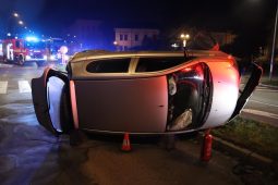 Řidička v Kroměříži převrátila auto na střechu, nadýchala přes 2 promile