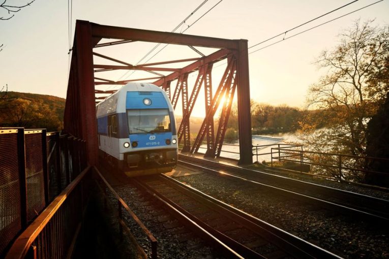 Více vlaků mezi Benešovem a Prahou a modernější vozy. Cestující se mohou těšit na novinky