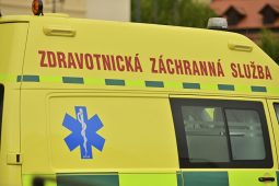 Seniorka upadla v bytě a pořezala si nohu, využila SOS tlačítko