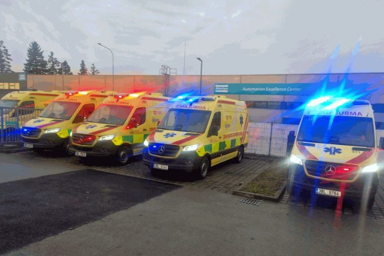 Jihomoravské záchranky převzaly osm nových sanitek pro vozový park