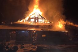 VIDEO: Plameny pohltily stodolu na Českolipsku. Hasiči bojovali s ohněm i mrazem