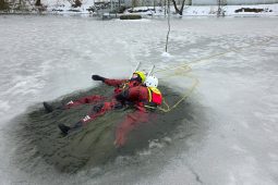 VIDEO: Když pod nohama praskne led. Hasiči v mrazech nacvičují záchranu osob