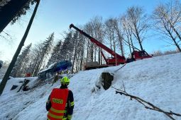 Auto sjelo na Semilsku ze silnice. Ze čtyřmetrového srázu vyprošťovali vůz hasiči