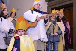 Tři králové znovu vyšli do ulic: Sbírka v Plzni odstartovala na radnici