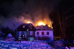 VIDEO: V Jabloneckých Pasekách vyhořela chalupa, hasiče potrápil sníh